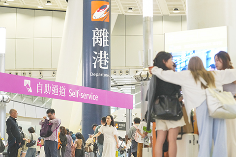 ◎ 四月六日,旅客在香港西九龍高鐵站出行。當日是中國內地清明假期最後一日,訪港旅客陸續返程。(中新社記者張祥毅 攝)