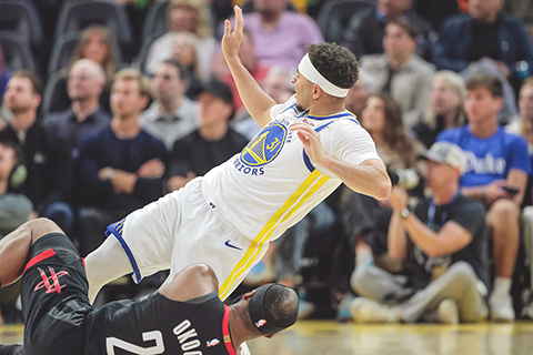 ◎ 四月五日,在三藩山舉行的NBA常規賽上半場,金州勇士隊居里(31)剛傷癒復出,又被休斯敦火箭隊奧科吉(20)犯規絆倒。是役,勇士以一百一十六比一百一十七不敵火箭隊。(卡洛斯·阿維拉·岡薩雷斯/舊金山紀事報,美聯社)