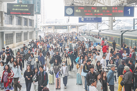 ◎ 四月七日,中國交通運輸部公佈的數據顯示,二0二六年清明假期(四月四日至六日),全社會跨區域人員流動量為八萬四千二百六十九點五萬人次,日均為二萬八千零八十九點八萬人次,同比二0二五年清明節假期增長百分之五點六。圖為四月四日,旅客在江西南昌站出行。(中新社記者劉力鑫 攝)
