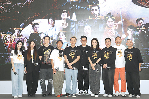 ◎ 主演凌晨和戲迷一道,重看《尋秦記》電視劇大結局。