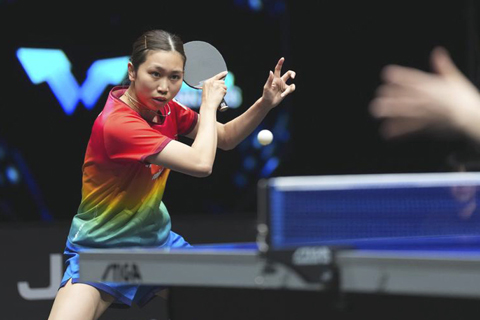 ◎ 四月十一日,佐藤瞳回球。在山西太原進行的世界乒乓球職業大聯盟(WTT)常規挑戰賽太原站女單半決賽中,中國選手石洵瑤0比三不敵日本選手佐藤瞳,無緣決賽。(新華社記者 楊晨光 攝)