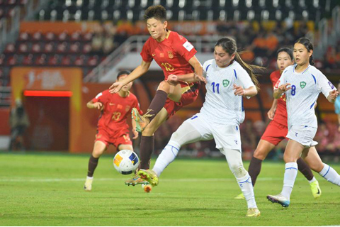 ◎ 四月十一日,中國隊球員曾雨佳(上)拼搶。在泰國巴吞他尼府舉辦的U20女足亞洲盃四分之一決賽中,中國隊二比一勝烏茲別克斯坦隊。(新華社發 拉亨 攝)