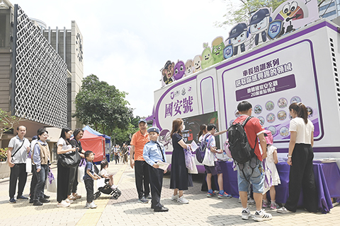 ◎ 四月十二日,香港特區政府警務處舉辦「全民國家安全教育日二0二六暨警民同樂日」。活動以「護港遠航」為主題,設有仿照船舶造型的「護港號」展覽區及「NSpeed國安號」宣傳車。今年四月十五日是第十一個「全民國家安全教育日」,香港特區政府保安局轄下八支紀律部隊和輔助部隊近期陸續舉辦開放日活動,增強市民維護國家安全意識。圖為市民排隊參與攤位遊戲。(中新社記者 李志華 攝)