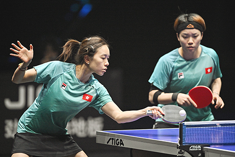 ◎ 四月十二日,WTT常規挑戰賽太原站女雙決賽中,中國組合石洵瑤(右二)/韓菲兒(右一)以三比一戰勝中國香港組合杜凱琹(左一)/吳詠琳。圖為冠亞軍合影。(中新社記者 韋亮 攝)