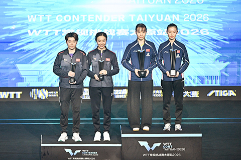 ◎ 四月十二日,WTT常規挑戰賽太原站收官,中國香港組合杜凱琹/吳詠琳(左)在女雙決賽頒獎禮。(中新社記者 韋亮 攝)