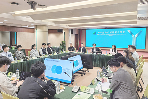 ◎ 劉智龍委員與青年諮詢小組成員分享提案經驗。