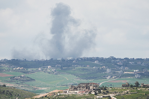 ◎ 四月十二日,從以色列北部所見,以色列轟炸黎巴嫩南部後濃煙滾滾。(美聯社圖片/Ariel Schalit)