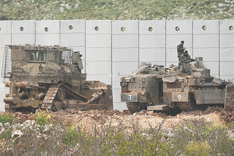 ◎ 四月十二日,以色列士兵沿著以色列和黎巴嫩邊境行進。(美聯社圖片/Ariel Schalit)