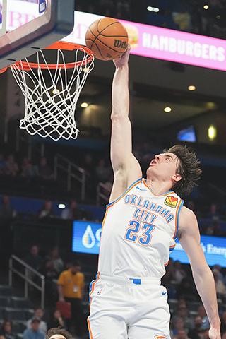 ◎ 俄克拉荷馬雷霆隊前鋒布魯克斯.巴恩希澤(Brooks Barnhizer)於四月十二日在俄克拉荷馬城對陣鳳凰城太陽隊的NBA常規賽下半場扣籃。(美聯社/凱爾.菲利普斯)