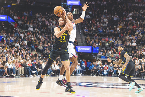 ◎ 四月十二日在加利福尼亞州英格爾伍德舉行的NBA賽上半場,洛杉磯快艇隊後衛克里斯鄧恩(8)遭金州勇士隊後衛史蒂芬居里(30)籃下搶球。(美聯社/Ethan Swope)