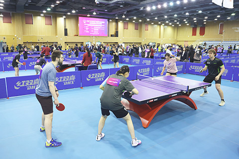 ◎ 4月13日,中美青年以球會友交流乒乓球技。當日,中美「乒乓外交」55周年紀念活動上海歡迎儀式及友誼賽在上海體育大學舉行。(中新社記者 湯彥俊 攝)