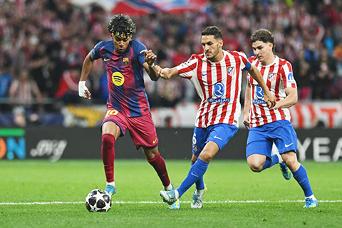 ◎ 耶馬(左)昨晨為巴塞先開紀錄。(新華社記者程敏攝)