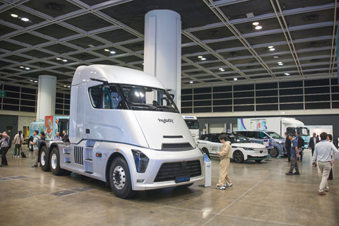 ◎ 五月十八日,「國際氫能發展論壇二0二六」上展示的氫能源汽車。由香港特區政府機電工程署主辦的「國際氫能發展論壇二0二六」在香港會議展覽中心揭幕,匯聚逾一千名全球氫能專家和從業者分享真知灼見,為業界提供交流最新技術、工程解決方案和未來趨勢的互動平台,場外展示最新氫能應用與技術,促進全球氫能領域的合作與創新。(中新社記者陳永諾 攝)