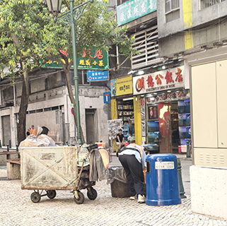 清潔工人在中區清理垃圾桶。
