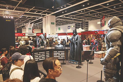 ◎ 五月廿九日,香港首屆國際動漫展(Comic Con 二0二六)在香港會議展覽中心正式開幕。作為全球Comic Con品牌在港首次官方落地,此次活動匯聚古天樂、麥斯.米科爾森(Mads Mikkelsen)、諾曼.瑞杜斯(Norman Reedus)等國際影星,以及《星球大戰》、《航海王》等頂級IP展區,打造亞洲年度流行文化盛事。圖為古天樂首次展出私人玩具收藏。(香港中通社記者鄧梓傑攝)