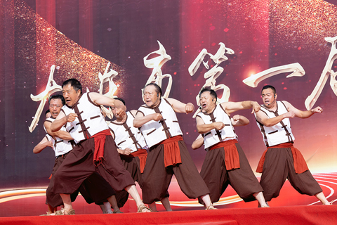 ◎ 三月四日,大連長海號子在當地迎春會上的演出。(劉玉來供圖)