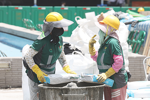 ◎ 六月三日,香港黃色工作暑熱警告生效,表示部份工作環境的熱壓力頗高。勞工處提醒,僱主應參照勞工處的《預防工作時中暑指引》,在合理地切實可行的情況下採取所需的防暑措施,減低僱員中暑風險。圖為下午時份,工人在戶外工作。(香港中通社記者 陳奕啟 攝)