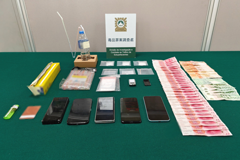 ◎ 跨境販毒集團案,司警拘四人起出的毒品及證物。