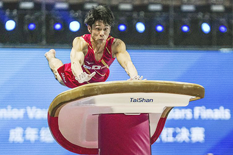 ◎ 六月二十一日,日本選手谷川航在男子跳馬決賽中,他獲得冠軍。第十三屆亞洲體操錦標賽男子跳馬決賽在貴州遵義舉行。(新華社記者陶亮 攝)