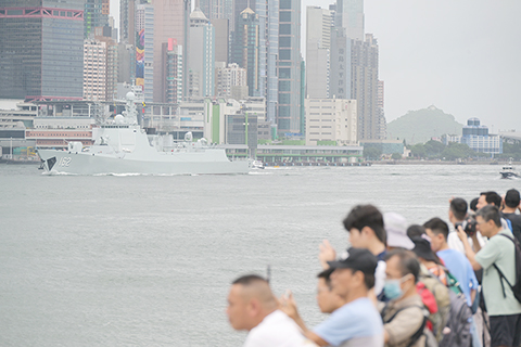 ◎ 七月六日上午,由中國人民解放軍海軍導彈驅逐艦南寧艦、導彈護衛艦衡陽艦組成的海軍艦艇編隊,結束為期五天的系列開放參觀和文化交流活動,駛離昂船洲軍營碼頭,離開香港海域。圖為香港市民在尖沙咀碼頭送別南寧艦。(中新社記者陳永諾 攝)