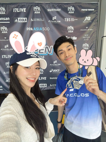 ◎ 關楚耀與妻子慶祝。