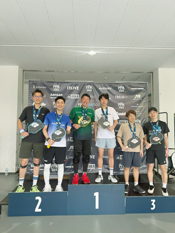 ◎ 關楚耀與拍檔在頒獎台上(第二名)。