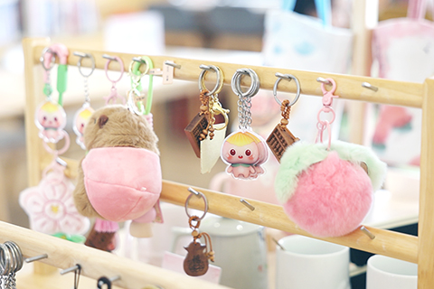 三星村裡售賣的桃元素文創產品。(孫楊洋 攝)
