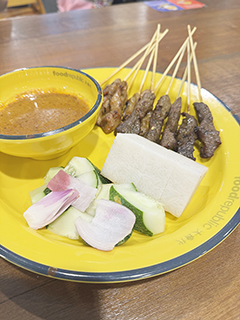 ◎ 當地的沙嗲要配菜和米糕
