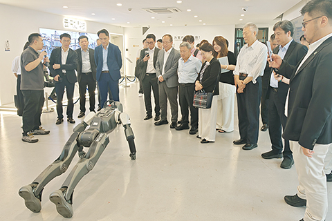 ◎ 「杭州六小龍」之一的雲深處科技股份有限公司向交流團展示企業科技產品。