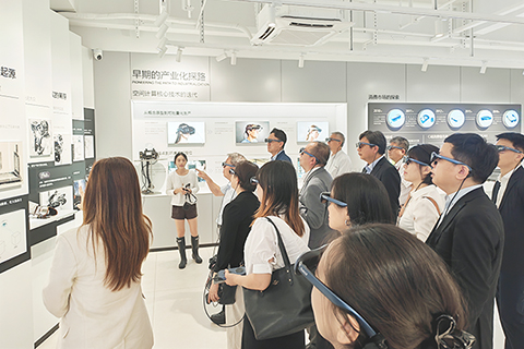 ◎ 靈伴科技(杭州)股份有限公司向交流團展示企業科技產品。