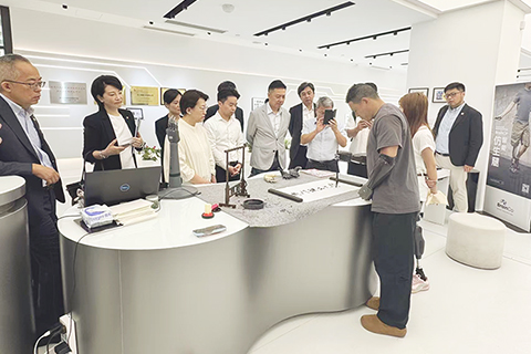 ◎ 「杭州六小龍」之一的浙江強腦科技有限公司向交流團展示企業科技產品。