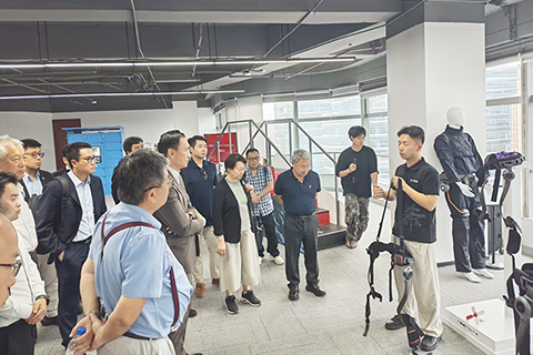 ◎ 太希智能科技有限公司向交流團展示企業科技產品。