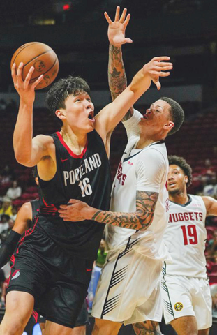 ◎ 七月十六日,拓荒者隊楊瀚森(左)上籃。在美國拉斯維加斯舉行的NBA夏季聯賽中,波特蘭拓荒者隊一百零八比一百零一戰勝丹佛金塊隊。(新華社發 孫宇軒 攝)