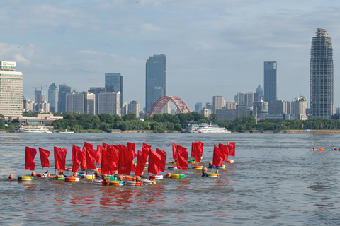 ◎ 七月十六日,選手們橫渡長江。第五十一屆武漢渡江活動舉行,吸引近二千名來自世界各地的泳者搶渡、橫渡長江。(新華社記者 杜子璇 攝)