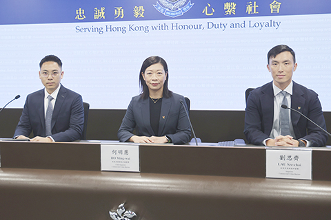 ◎ 七月十八日,香港警方商業罪案調查科聯同西九龍總區科技及財富罪案組在灣仔警察總部舉行記者會,簡介一宗打擊電話騙案的拘捕行動。圖為商業罪案調查科總督察何明慧(中)、商業罪案調查科督察劉思齊(右)、西九龍總區科技及財富罪案組督察龍偉權(左)出席記者會。(香港中通社記者鄧梓傑 攝)