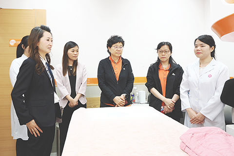 ◎ 王衛慶副所長一行巡視「澳門婦女聯合總會婦女醫療中心」。