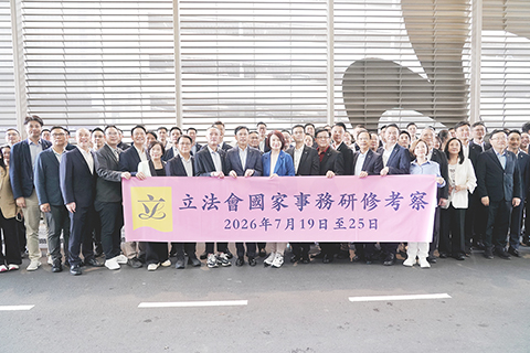 ◎ 七月十九日,香港特區立法會主席李慧琼帶領全體立法會議員,啟程前往北京參加國家事務研修考察。圖為全體立法會議員出發前在香港國際機場合影。(中新社記者張祥毅 攝)