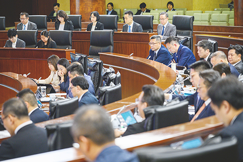◎ 柯嵐稱修改控煙法法案通過後,會透過行政長官批示,設置首批禁煙區域,包括新口岸宋玉生公園試行的「禁煙區域」、關閘廣場和大三巴周邊。