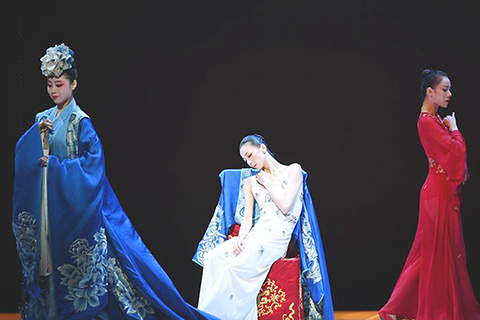 ◎ 7月21日,演員方夢穎(中)、寧瓏(右)、孫夢晴在劇中分別飾演杜麗娘、花神麗娘和崑曲麗娘。 7月22日至26日,中央芭蕾舞團原創芭蕾舞劇《牡丹亭》在北京天橋劇場復排演出。該劇改編自明代戲劇家湯顯祖傳世名作,首演於2008年,是中芭以芭蕾藝術詮釋中國古典文學與東方美學的重要原創作品。 舞劇以芭蕾的肢體語言再現「杜麗娘」與「柳夢梅」跨越夢境、生死與人間的經典愛情故事,更創造性地以三人共飾一