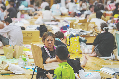 ◎ 當地時間七月二十八日,日本熊本縣發生七點一級地震,造成大範圍停電和交通中斷。截至二十九日早晨,熊本縣內已有超過九千八百人避難,約三點七萬戶停電。圖為二十九日,民眾在日本熊本縣宇城市一處避難所內休息。(新華社記者 賈浩成 攝)