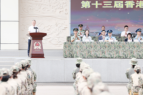 ◎ 八月三日,第十九屆香港青少年軍事夏令營暨第十三屆香港大學生軍事生活體驗營在駐香港部隊新圍軍營舉行開營儀式,約五百名香港青少年學生參加。活動為期十四天,期間學生將接受軍事訓練、教育講座及參觀學習等活動,深入了解國防及軍隊建設,培養守紀自律、團結協作及吃苦耐勞精神。圖為香港立法會議員姚柏良致辭。(香港中通社記者陳奕啟 攝)