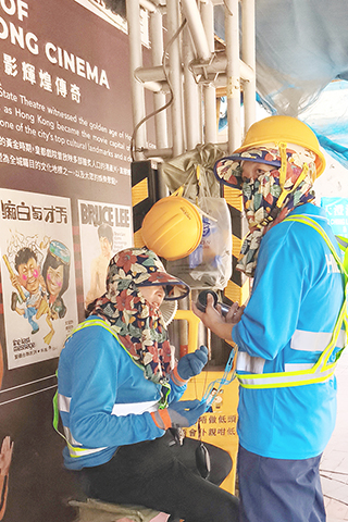 ◎ 八月十日,香港酷熱天氣警告繼續生效,正午時份,部份地區氣溫上升至攝氏卅五度或以上,新界北部的上水更錄得攝氏卅八度以上。地盤工人頭部裹上圍巾防曬。天文台預測,香港今日持續極端酷熱,部份地區氣溫達攝氏卅七度或以上。(香港中通社)