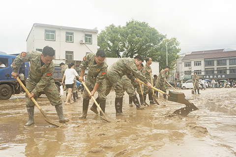 ◎ 八月十日,當地民兵正在三門縣懸渚村開展清淤工作。受颱風「白海豚」影響,八月七日二十時至八月十日七時,三門縣累計面雨量已達四百一十六點八毫米,為台州全市最高。(中新社記者吳君毅 攝)