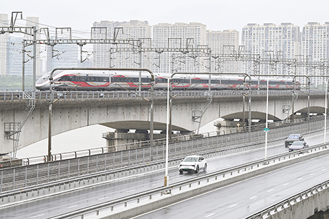 ◎ 八月十日,復興號列車通過錢塘江跨江鐵路橋駛向杭州東站方向。當日,今年第十三號台風「白海豚」離開浙江,途經杭深鐵路杭州東至蒼南段、杭台高鐵(含溫玉段)、滬昆高鐵杭州東至江山段等線路旅客列車陸續恢復開行。(中新社記者王剛 攝)