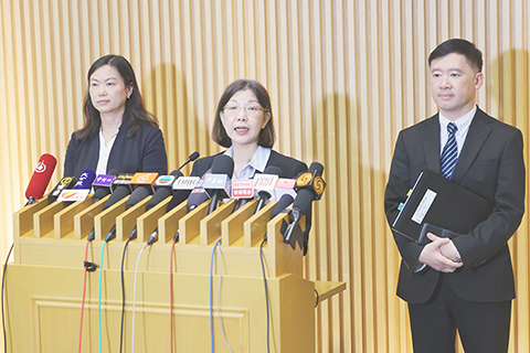 ◎ 八月十四日,香港政制及內地事務局局長謝小華在政府總部會見傳媒,總結香港首個五年規劃的公眾諮詢。圖為香港政制及內地事務局局長謝小華(中)、政制及內地事務局常任秘書長黃少珠(左)、政制及內地事務局副局長胡健民(右)出席記者會。(香港中通社記者鄧梓傑 攝)