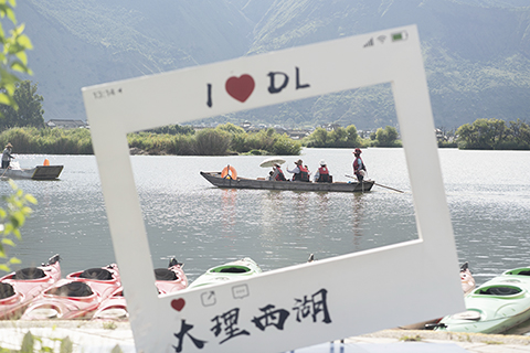 ◎ 七月廿三日,遊客在雲南大理西湖泛舟遊覽。(新華社發 羅新才攝)