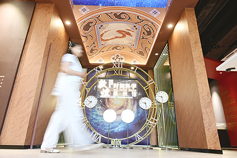 遊人走過敦煌授時台時間科學展示館。(中新社記者 李亞龍 攝)