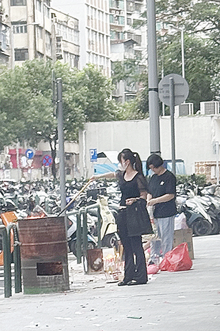 ◎ 盂蘭節燒街衣。