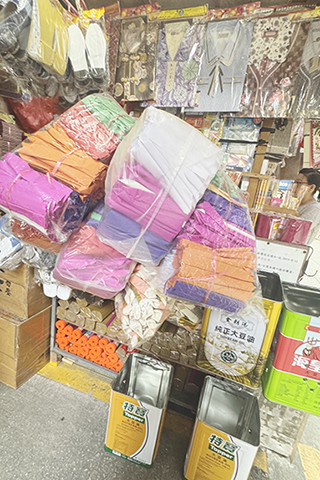 ◎ 有金銀衣紙檔老闆稱,燒街衣祭品幾年來價格差不多,沒有加價。