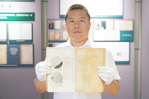 ◎ 八月二十八日,侵華日軍第七三一部隊罪證陳列館公開一份罪證史料原件,內容為日本陸軍軍醫團機關刊物《軍醫團雜誌》第三百五十六號。(中新社記者趙宇航 攝)
